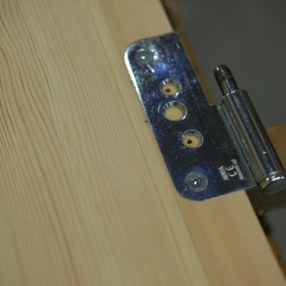 Test av gångjärnspassning i dörrkarm